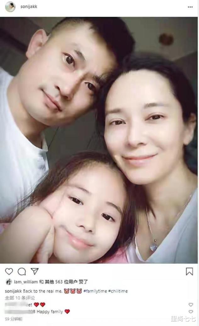 里尚七七|41岁郭羡妮罕见晒照，素颜皮肤超嫩像二十，女儿五官随她太优越