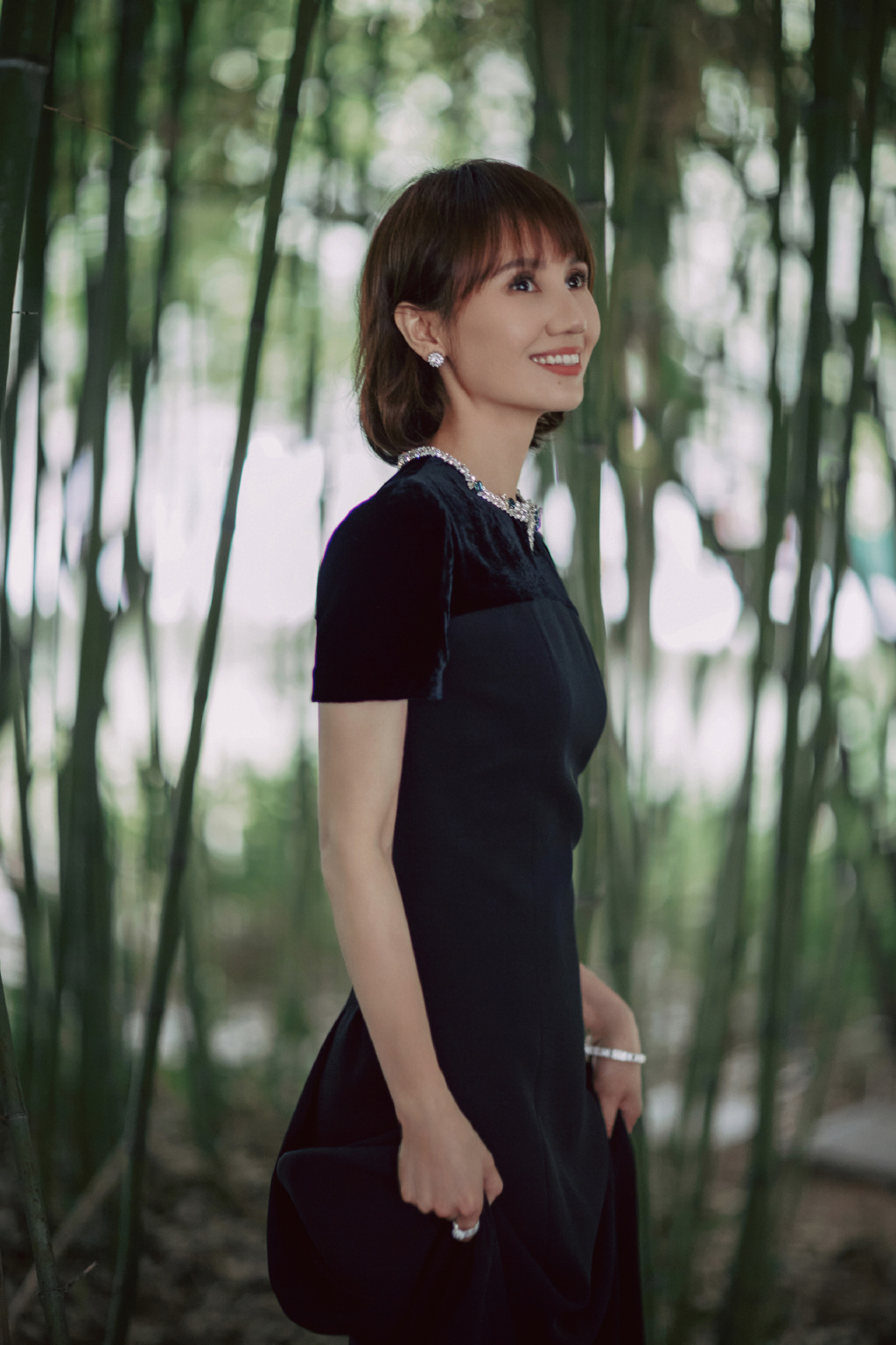 口红|袁泉换新发型“火”了！超短发搭配一身黑惊艳亮相，意外高级洋气