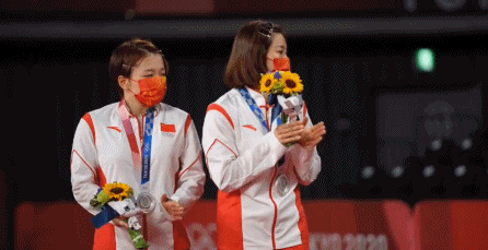 金牌|心疼！国羽女双组合奥运摘银后颁奖礼上相拥哭成泪人，朝金牌凝视许久