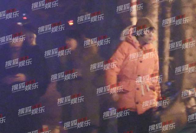 马思纯|马思纯与男友秀恩爱，挽手回家疑同居，男方不戴口罩随地吐痰遭批