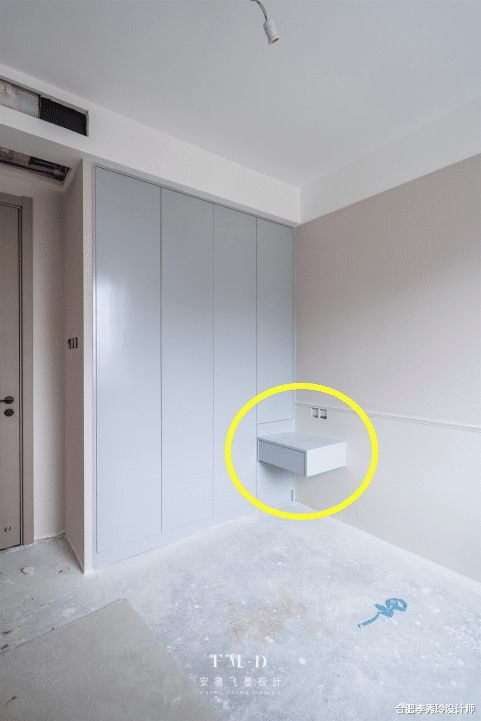 传统床头柜我看不上,悬空设计延伸2m桌面,一字排开可享3大功能