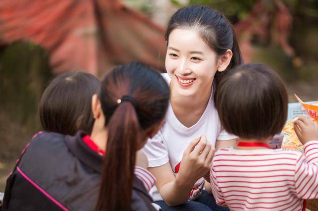 |为什么说章泽天是网红照妖镜？温婉不取悦她人！网友：读书是靠山