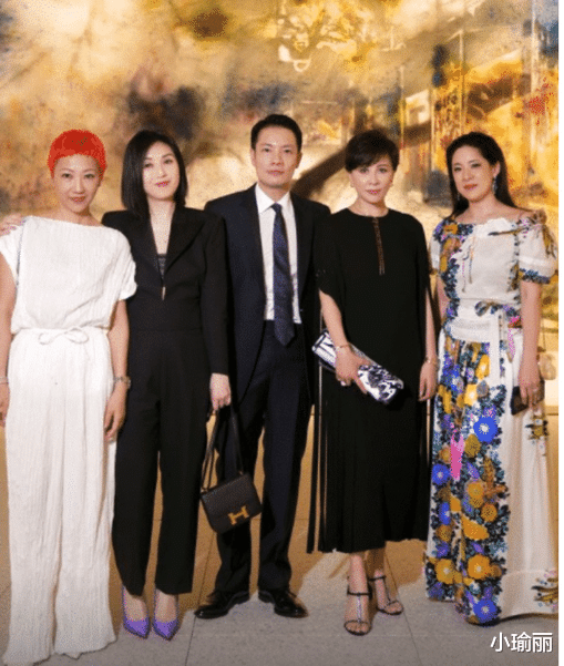 跑步|刘嘉玲携弟媳跑步减肥，弟媳一头红发抢镜，亿万财富疑留给侄子