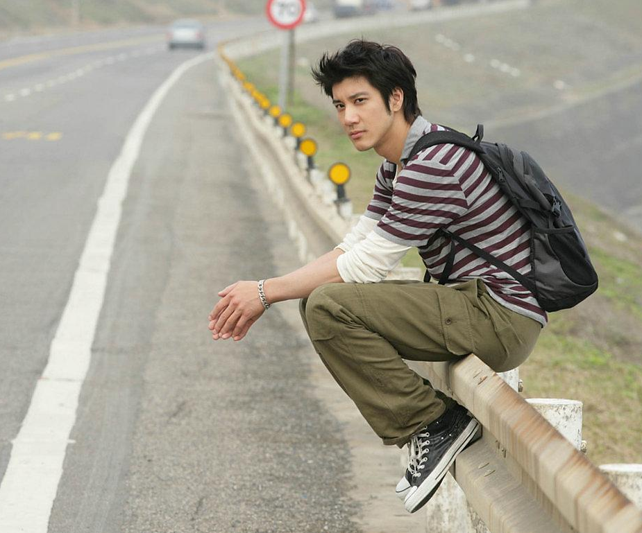 奶果的妈咪 王力宏满脸胡子显沧桑，生活节俭袜子破洞还在穿，认养了20个孤儿