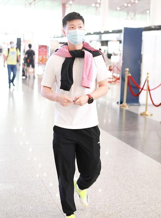 波波的时尚|马龙看起来“呆呆的”，身穿T恤还挺帅，真有“衣服架子”的感觉