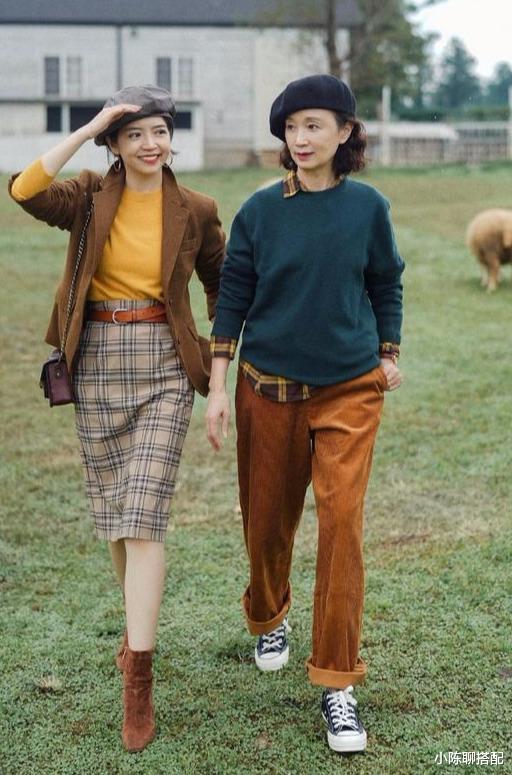 小陈聊搭配 60岁妈妈比女儿会穿，秋天“大衣+毛衣”，越老越洋气优雅