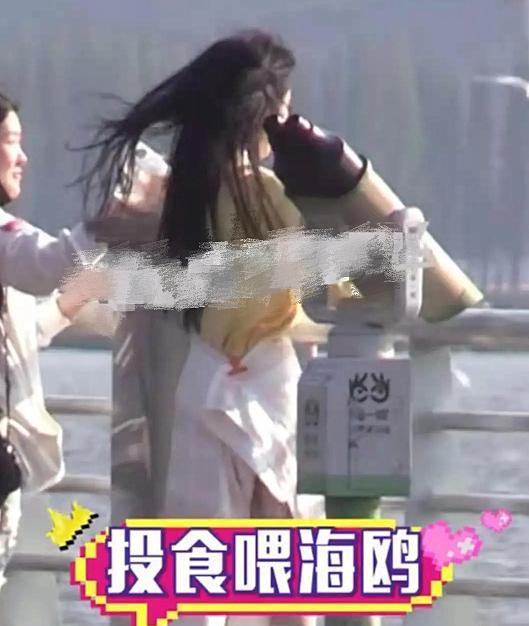 鞠婧祎|鞠婧祎穿JK裙景区游玩，没有了美颜滤镜的加持，这状态确定26岁？