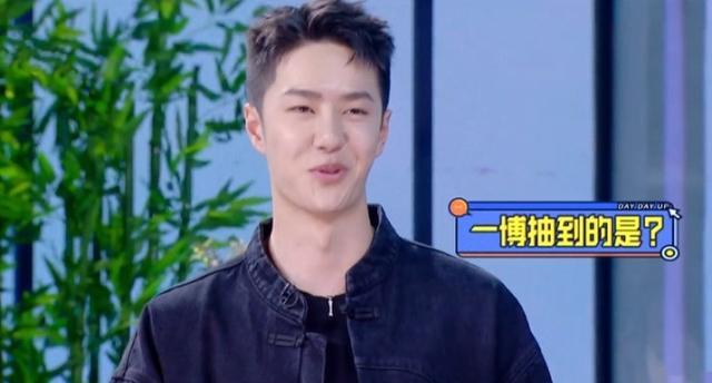 王一博|王一博录节目不自觉提裤子，动作迷人引女粉尖叫，不愧是白牡丹