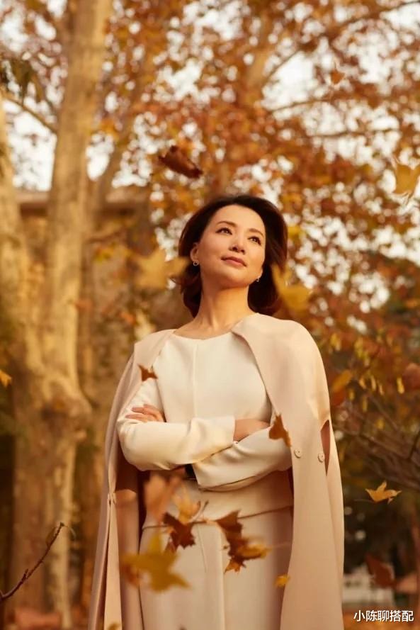 小陈聊搭配|想学高级优雅的穿衣品味,还是要看董卿,每一套都暗藏细节