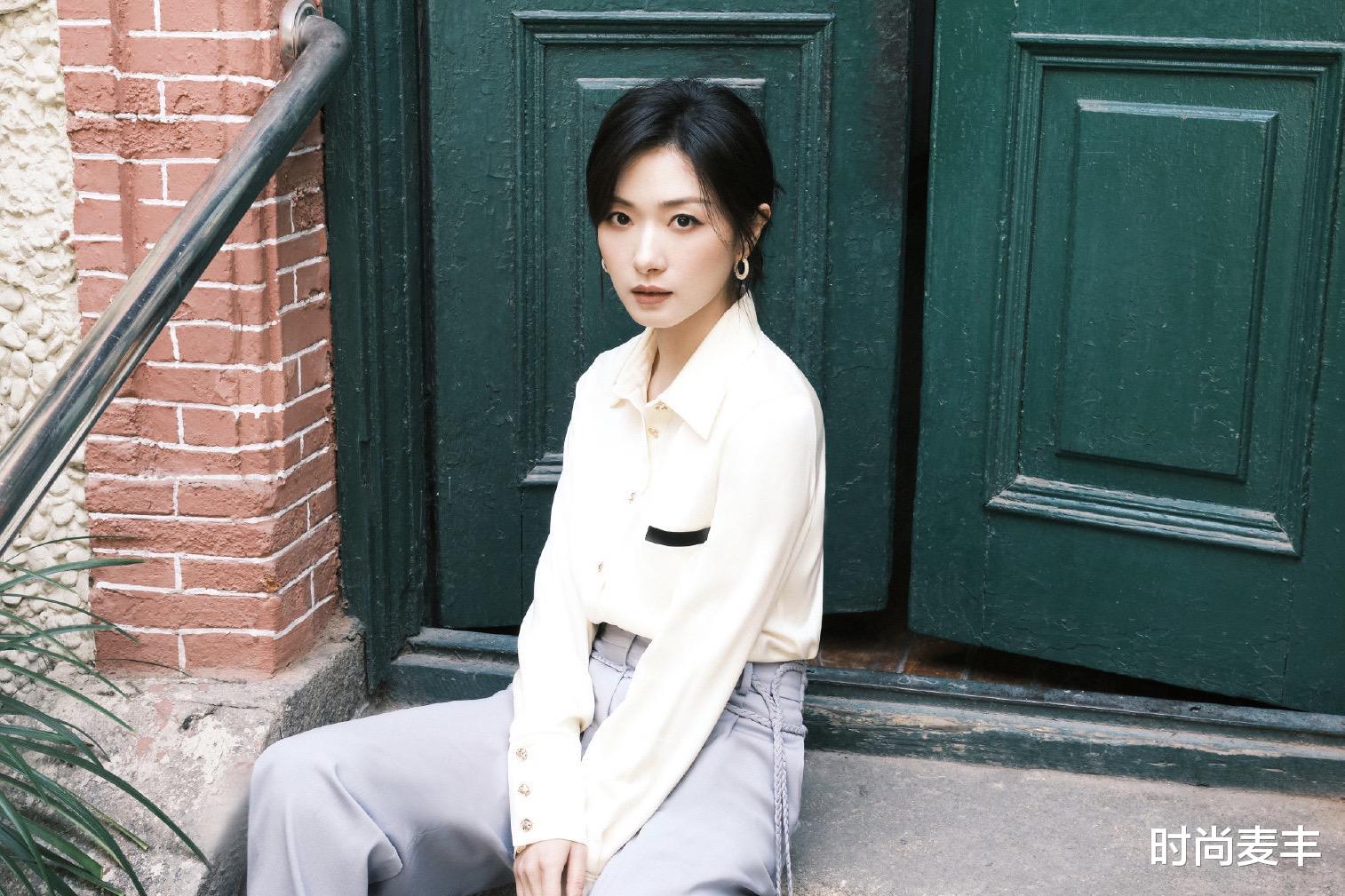 西装|万茜职场风,白色衬衫搭配裸腿西装裤气质高雅,感性且气场十足