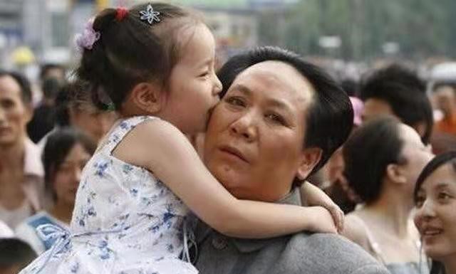 |她50岁放弃事业，靠饰演毛主席收入可观，因演得像，让丈夫很烦恼