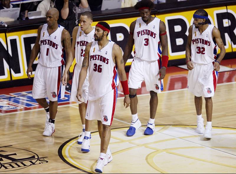 活塞队|为什么当年湖人F4都打不过的活塞五虎，却被年仅22岁的詹姆斯打爆？