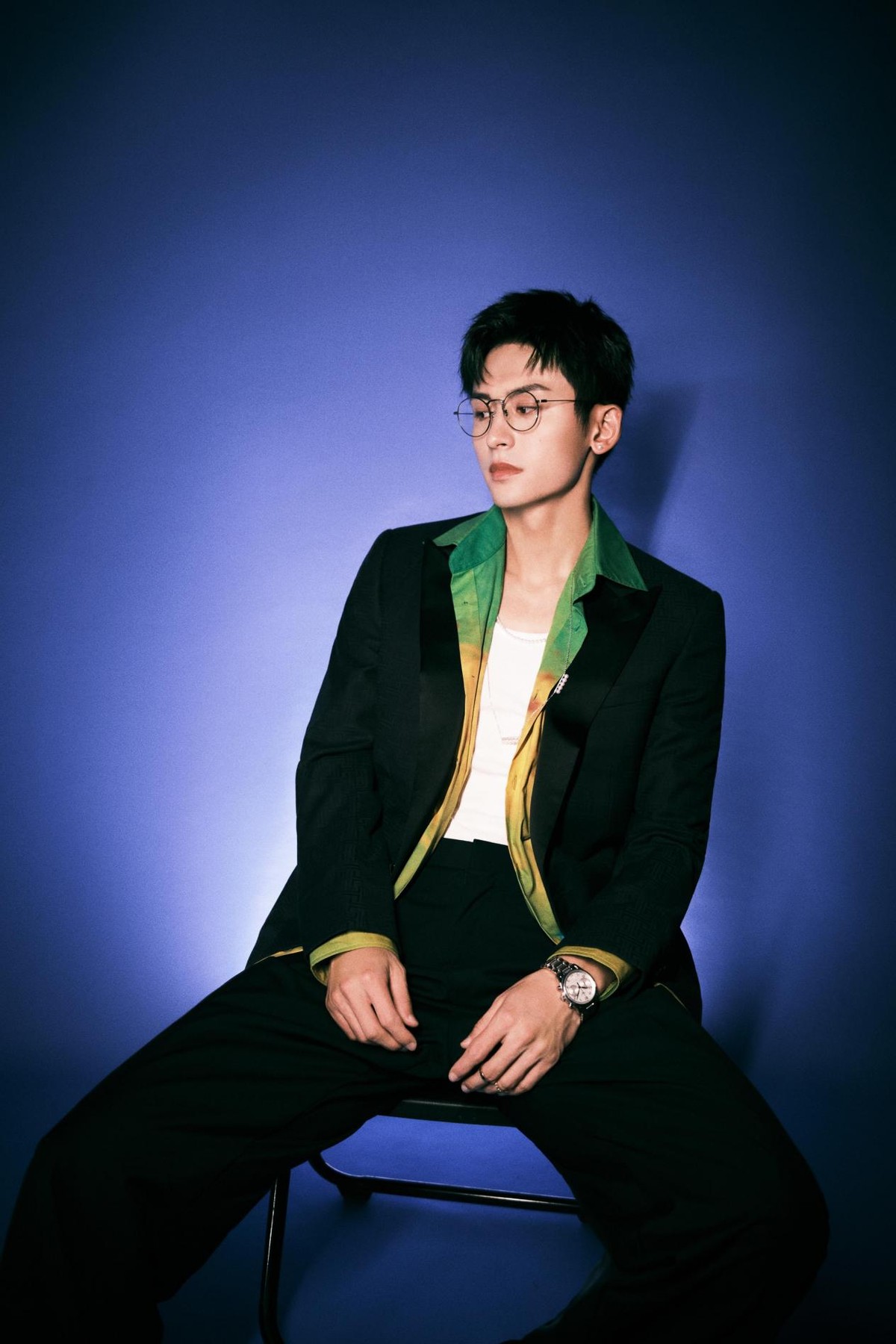 张哲瀚|张哲瀚的身材真占便宜，在2021微博电影之夜中，靠黑色燕尾服赢了