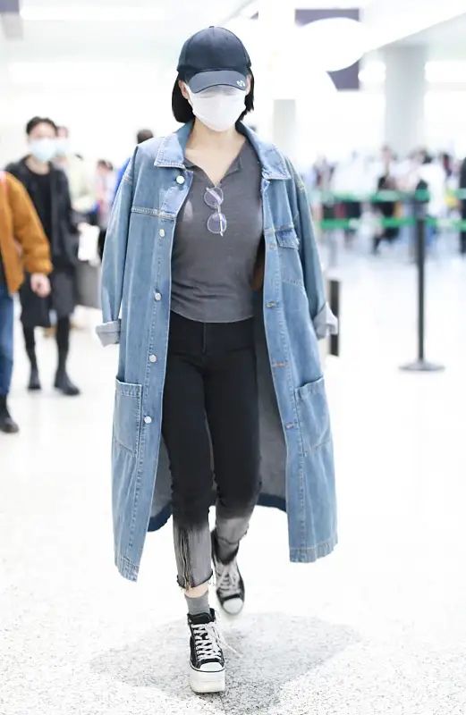 淘鱼时尚 许晴走机场也不低调，穿紧身针织衫曲线真够抢眼，这身材太招摇