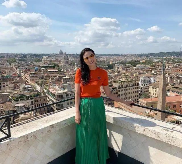 邓文迪|邓文迪越老越敢穿,围个“肚兜”就走红毯,难怪52岁还牵手小鲜肉