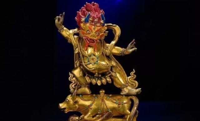 妻子偷拿丈夫雕像前去鉴定,专家看后伸手反问:你知道它是谁吗?