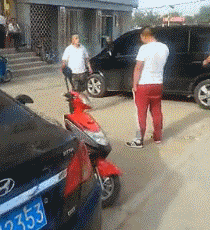 时尚炫点|妹子你可慢着点,穿个裙子就不要瞎翻,走光了就不好了