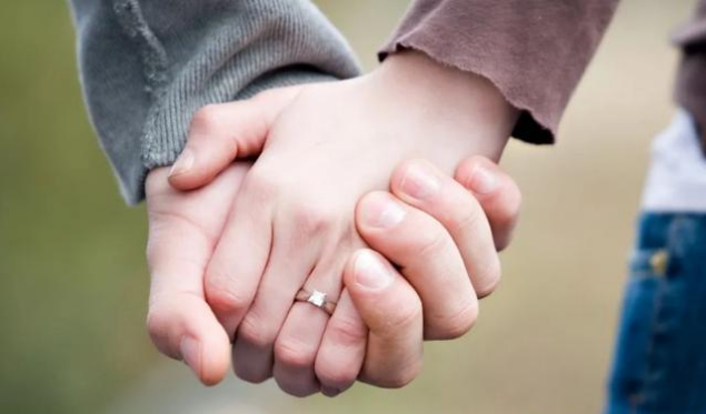 梦缘易八字命理|伤官克官之年，孩子的出生真的婚姻的幸福，有帮助吗？