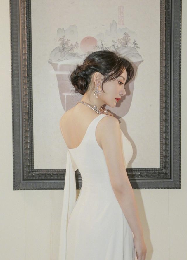 柳岩|柳岩又开始“作妖”身穿白色开叉礼服裙，大秀美腿真少见