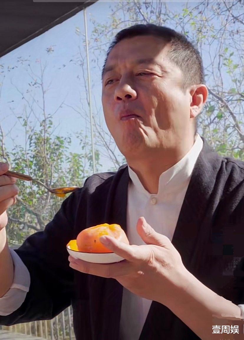 李亚鹏|李亚鹏在山间吟诗作对，还用汤勺吃柿子，网友：好尴尬的样子！