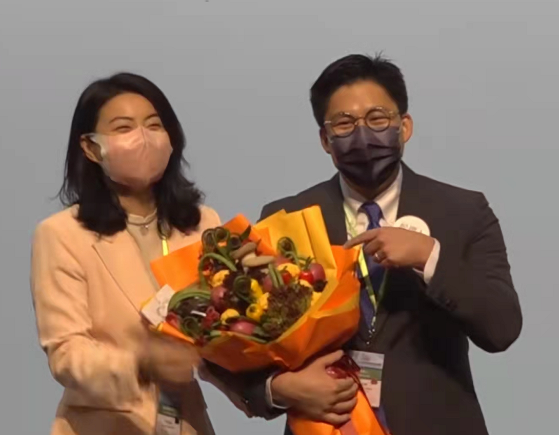 bilibili|郭晶晶太给霍启刚长脸！穿收腰西装捧蔬菜花束为老公庆祝，超得体