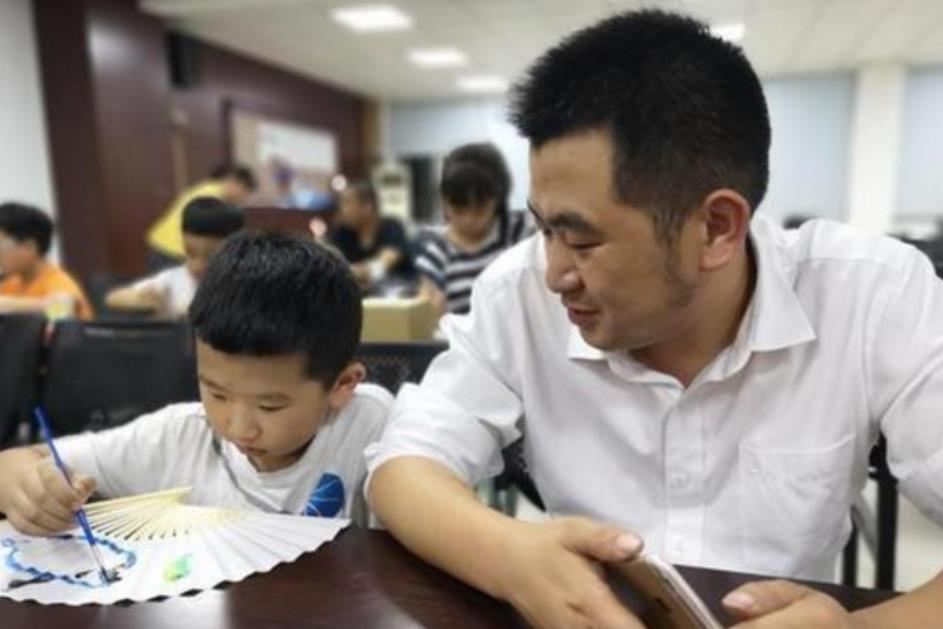 五行阁宝宝名字分享|爸爸午睡遭女儿恶搞，一觉醒来变“花豹”，孩子为啥喜欢恶作剧