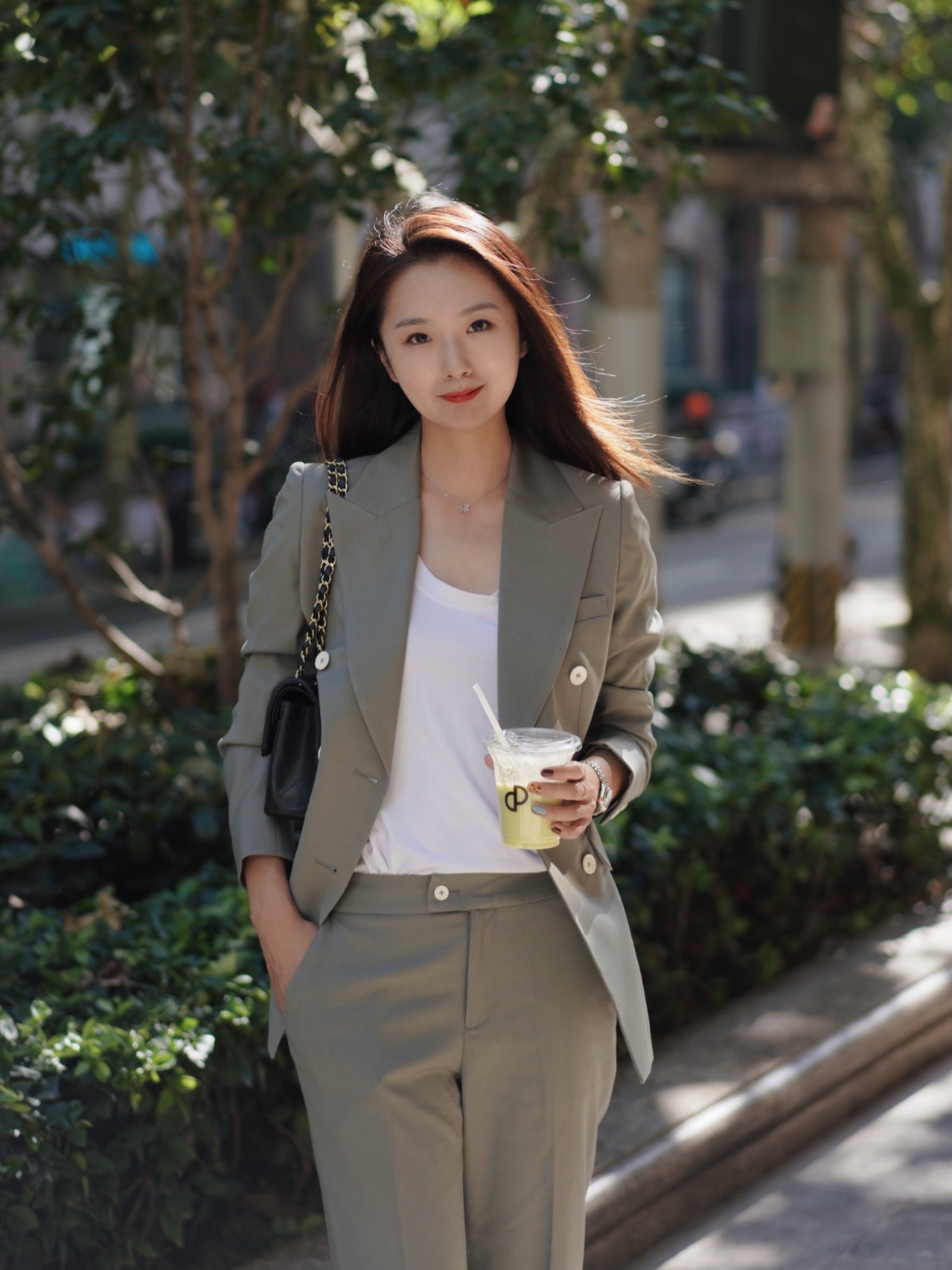 穿衣搭配|职场穿搭丨谁能拒绝？这套高级感满满的简约风穿搭