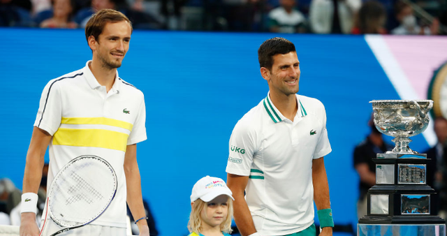 德约科维奇|澳网9冠王！德约3-0梅德韦杰夫创7大神迹 18座大满贯紧追费纳