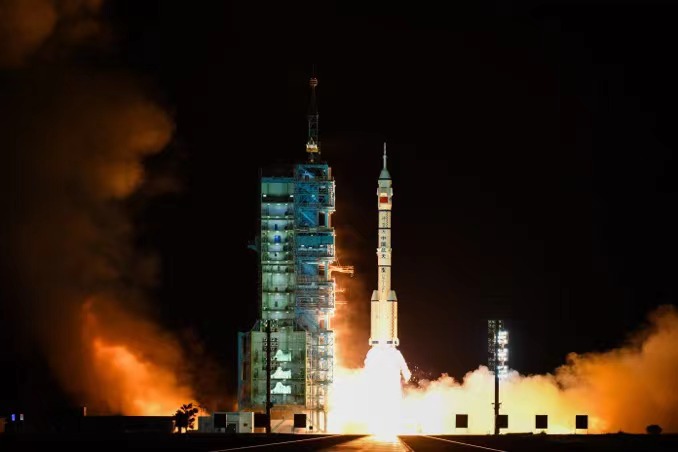 王亚平带枪进空间站?我国航天员随身配枪上太空,是为了防备什么