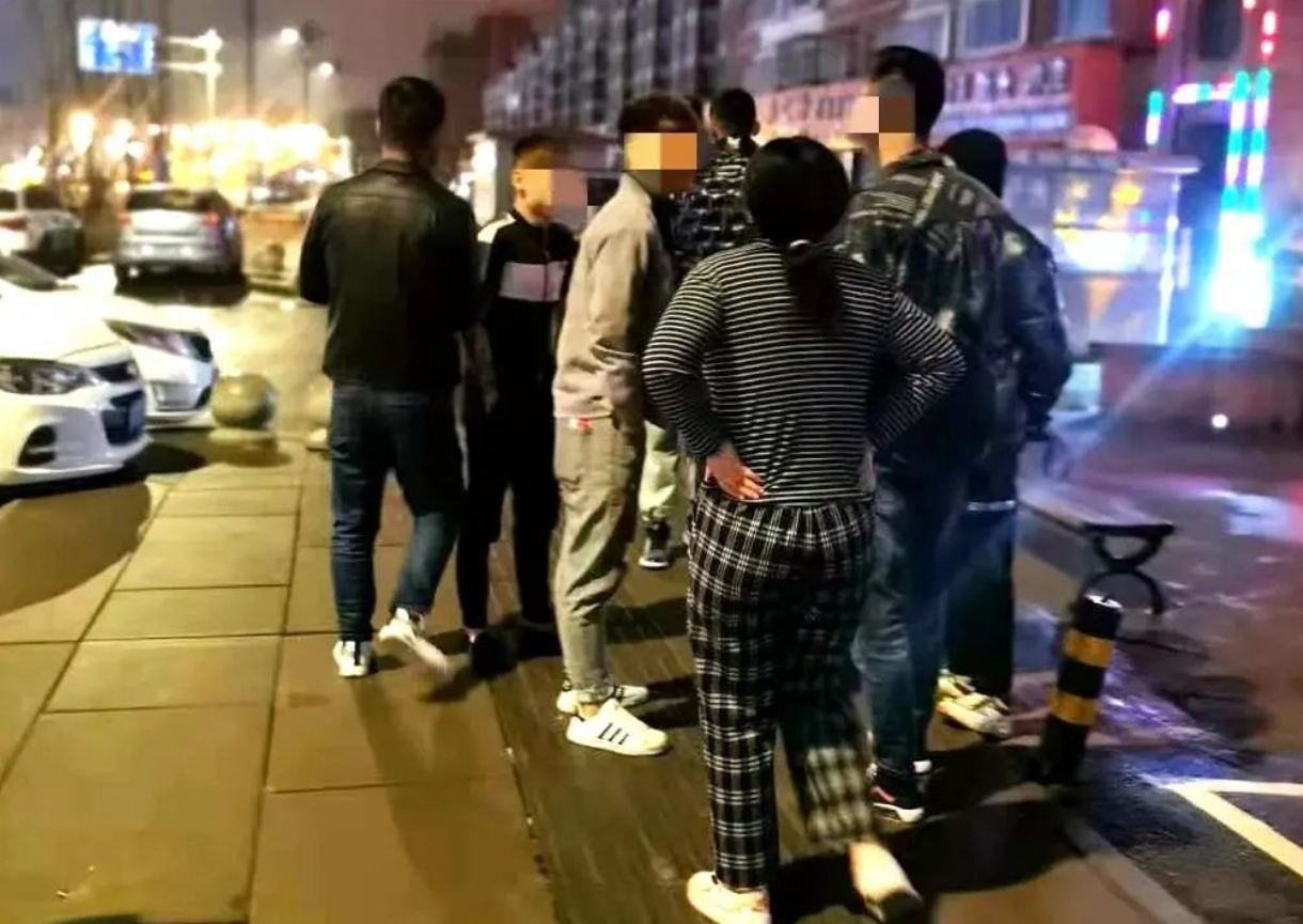 微社评 青海女子和朋友聚会,婉拒他人邀约时起争执,最终两拨人都被带走