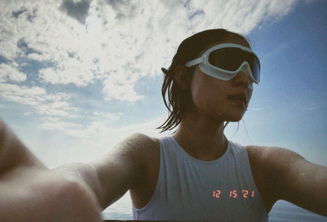 倪妮|33岁倪妮晒紧身泳装照！侧腰镂空零赘肉，大长腿瞩目被赞\瘦而有料\