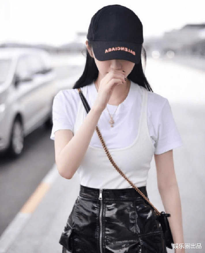 景甜|景甜走机场旧照火了,4小时阅读量破100万,气质火辣引起热议