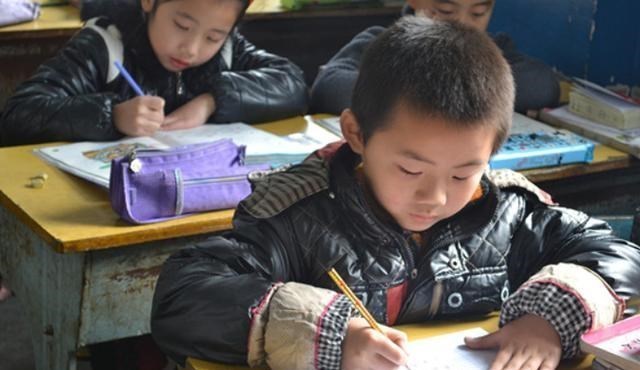 依科育儿吧|10岁小学生“豆腐块字”火了，大学生不敢相信：吃了“打印机”？