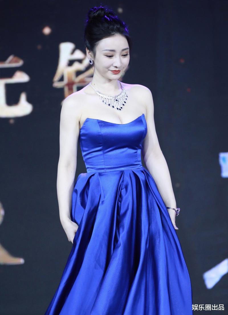 虞书欣|柳岩3年前活动旧照被扒，穿露肩装身形圆润，双目无神令人心疼