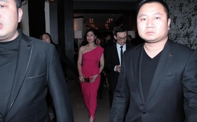 白小白的衣橱|钟楚红老了也优雅，就算看脸不咋年轻了，但穿上艳粉色依旧高贵