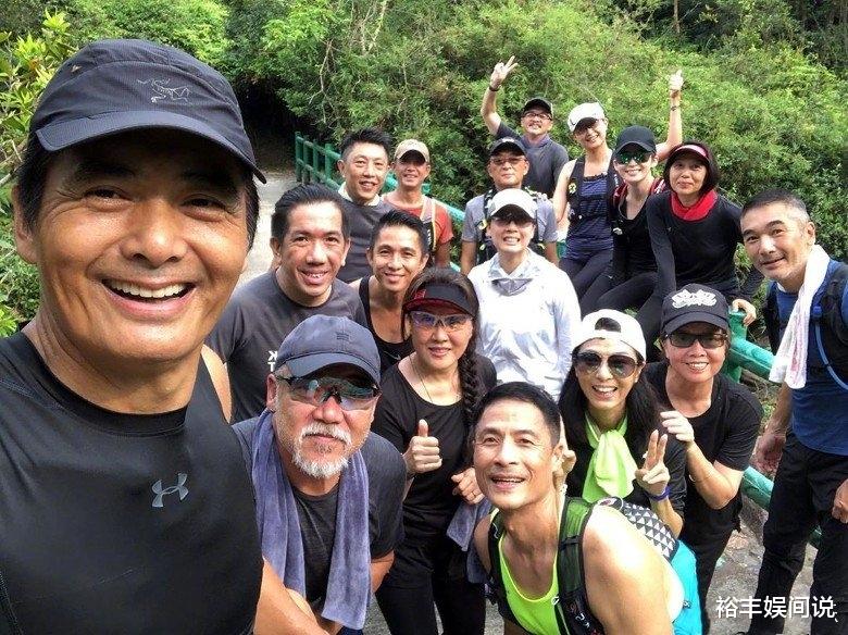 周润发|周润发被质疑不顾亲情！两年没联络姐姐电话也不打，周聪亲揭原因