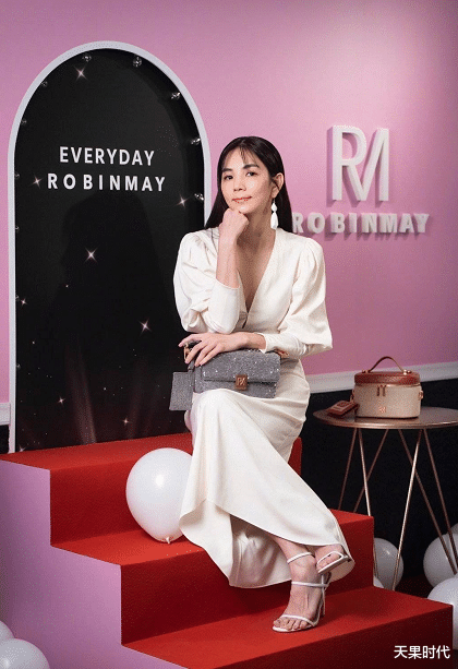 天果时代 陈嘉桦好有女人味，一袭白色连衣裙清爽浪漫，长直发温柔优雅