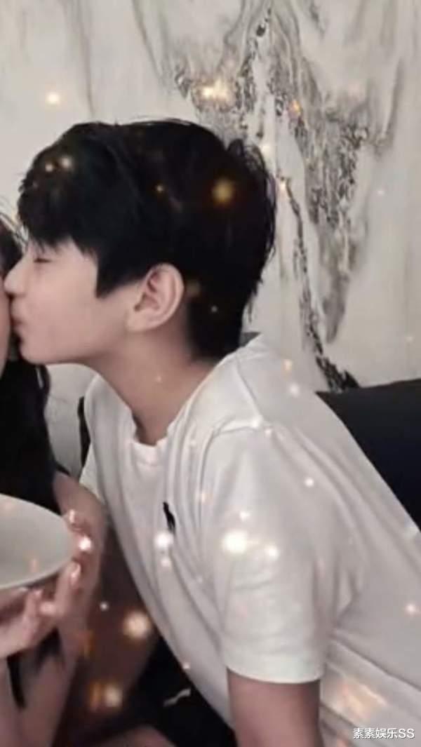 张柏芝|张柏芝的大儿子变化大，一头卷发还留着小胡须，越长越帅气