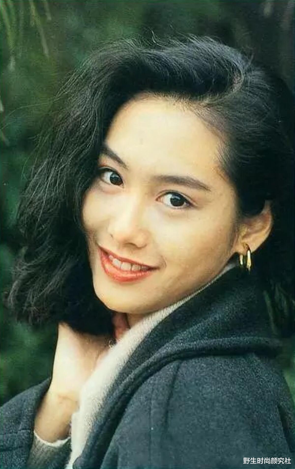 野生时尚颜究社 她这张脸的美貌,真的没有尴尬期