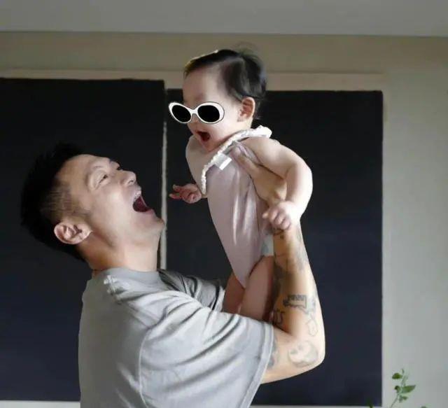 去不掉的个性|余文乐为女儿庆生，晒爱妻生产后照片，嘟嘴想亲爱妻