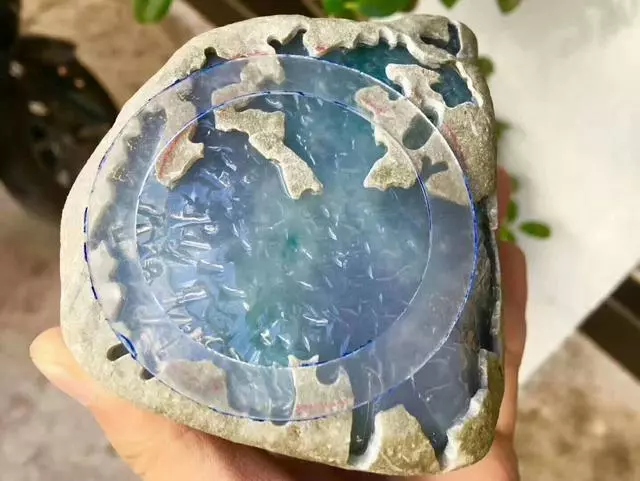 翡翠|缅商送来了块翡翠原石，价值10万种水很诱人，切开后？