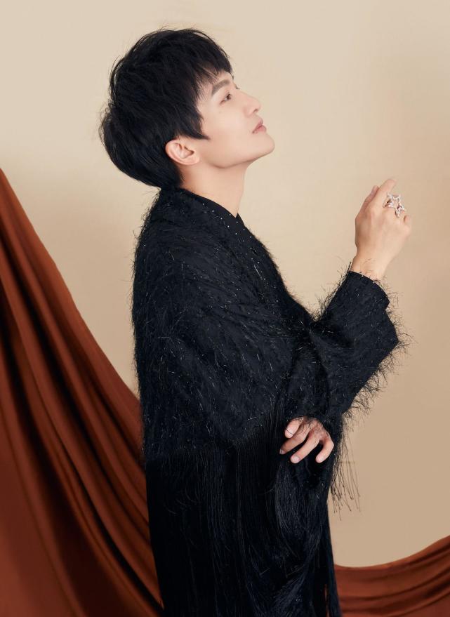 徐璐|周深，踩着玻璃渣走来却笑着捧给你一束玫瑰花，This is Me