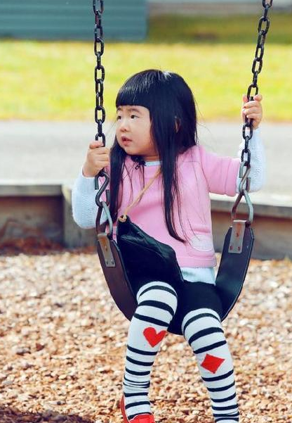 曹格|浮夸又可爱！曹格女儿内衣外穿，踩恨天高秀长腿，扮丑搞笑