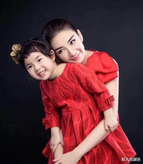 人物设定|5年离婚2次，曾被前夫打到坐轮椅，无戏可拍仍在慈善会上捐款70万