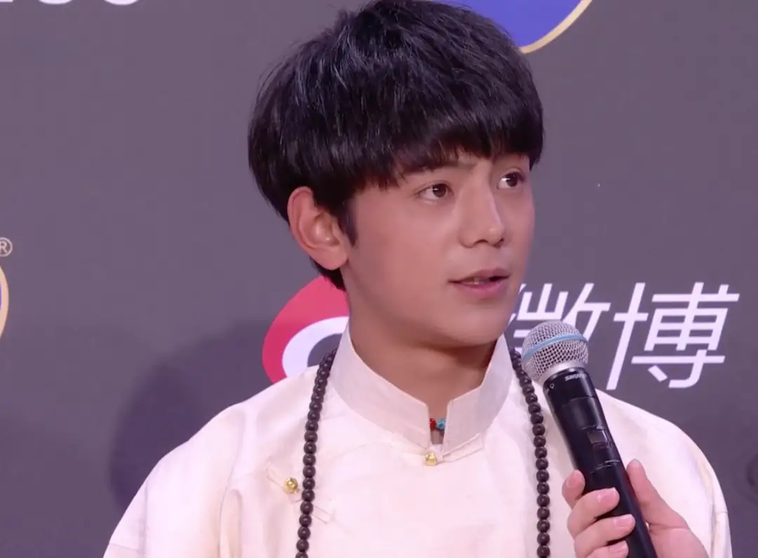 周星驰|92位明星走红毯，有一半争着与丁真合影？黄子韬台上邀自拍