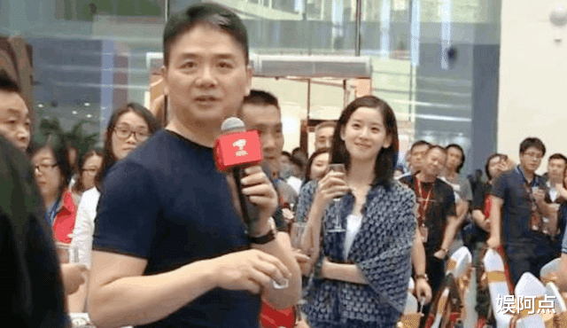 章泽天|刘强东女儿正脸照曝光，长相疑像爸爸！跟随章泽天爬山超有耐力