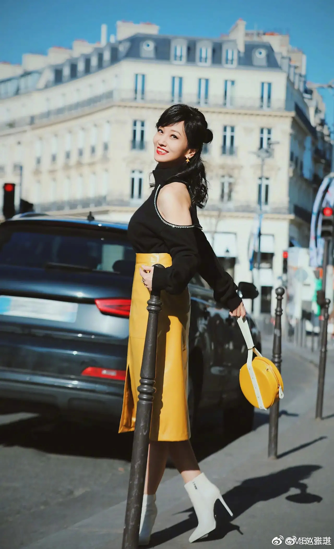 赵雅芝|赵雅芝穿搭时尚，美貌比小姑娘还略高一筹，大妈装穿出青春范！