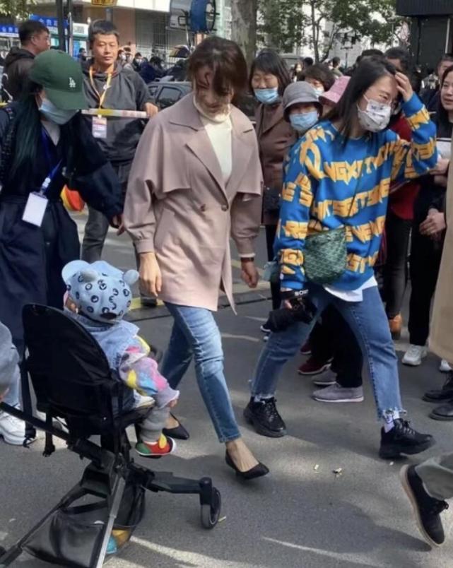 刘涛|刘德华与刘涛搭档拍戏，二人片场超敬业，刘涛身材被路人拍五五分