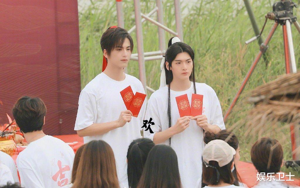 翟潇闻|《吉星高照》开机路透，翟潇闻张凌赫同框亮相，谢怜花城定妆造型辣眼睛