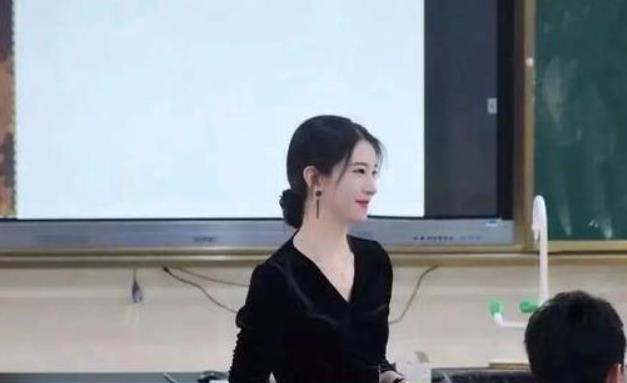 制服|年轻女老师为活跃课堂气氛，穿JK为学生上课，此举引来家长担心